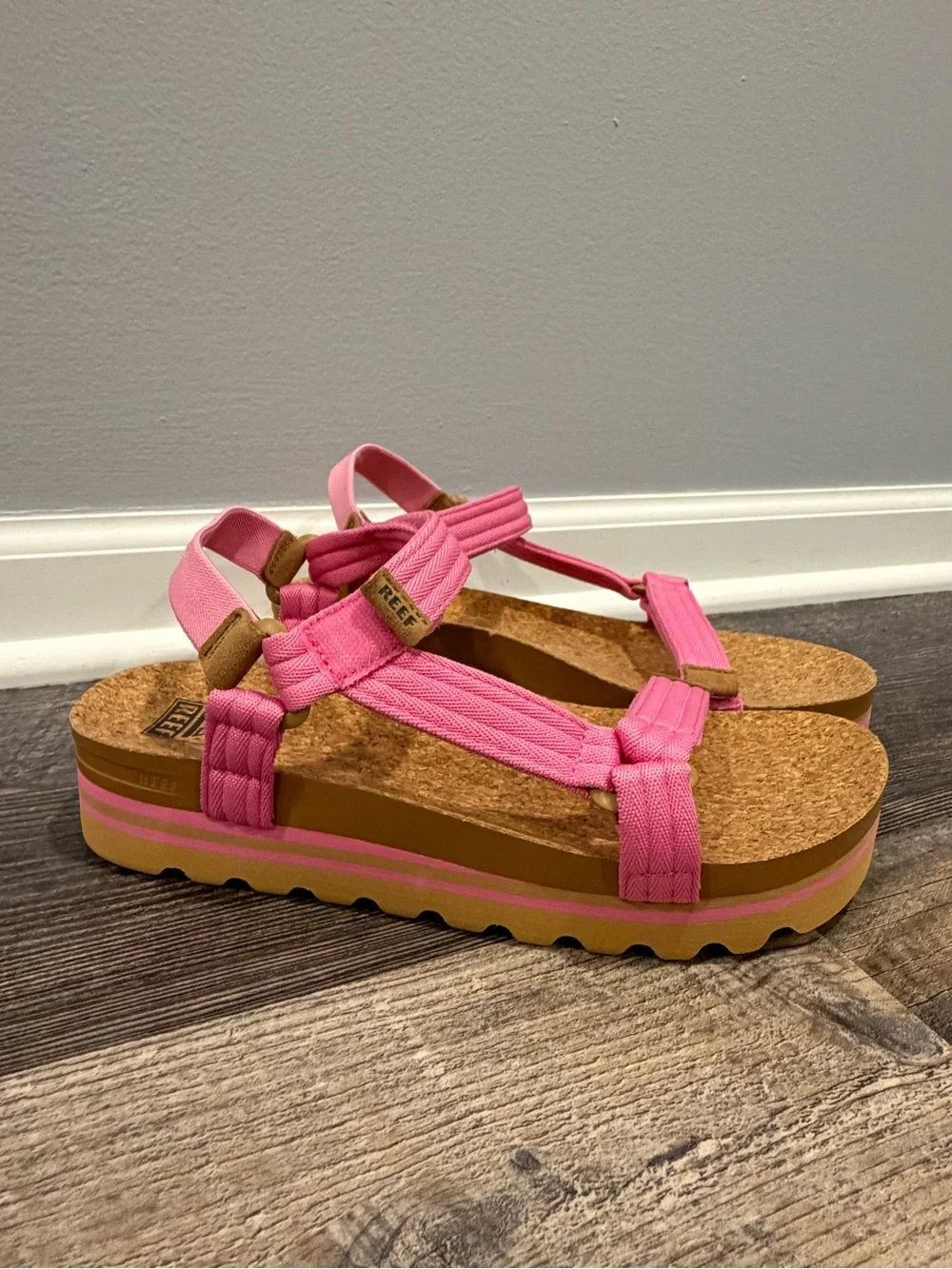 NWOT Reef Cushion Rem Hi Platform Sandals Pink Women’s size 10 Arch Support